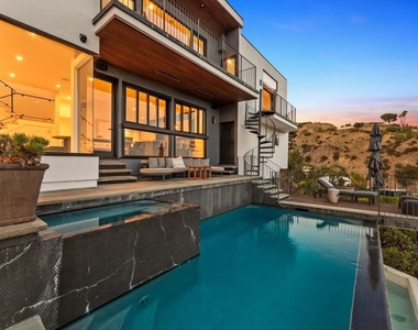 8425 Hillside Avenue - Photo Thumbnail 4