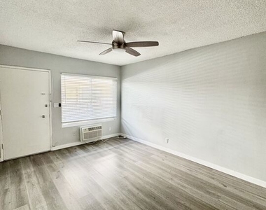 7524 Sepulveda Boulevard - Photo Thumbnail 2