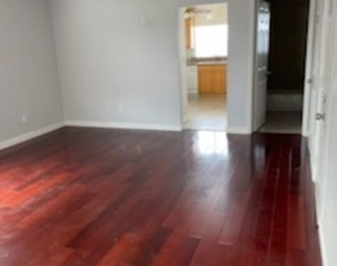 121 N Benton Way - Photo Thumbnail 8
