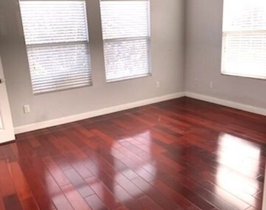 121 N Benton Way - Photo Thumbnail 3
