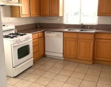 121 N Benton Way - Photo Thumbnail 6