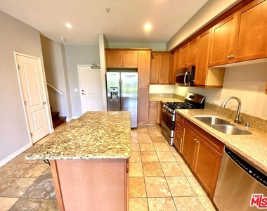 629 Traction Avenue - Photo Thumbnail 2