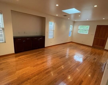 926 California Avenue - Photo Thumbnail 2