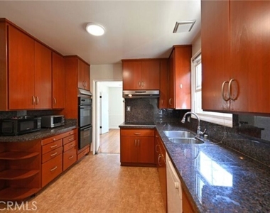 11061 Ohio Avenue - Photo Thumbnail 9