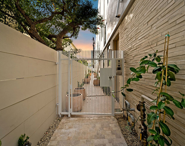 755 N Alfred Street - Photo Thumbnail 16