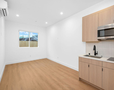 5248 Auckland Avenue - Photo Thumbnail 5