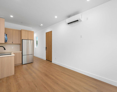 5248 Auckland Avenue - Photo Thumbnail 7
