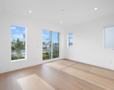 5246 Auckland Avenue - Photo Thumbnail 7