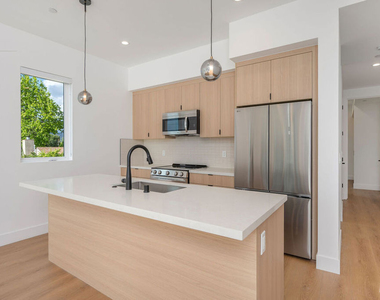 5246 Auckland Avenue - Photo Thumbnail 3
