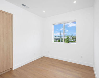5246 Auckland Avenue - Photo Thumbnail 9