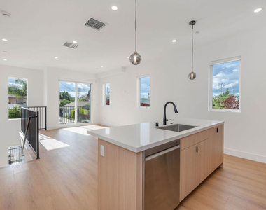 5246 Auckland Avenue - Photo Thumbnail 5