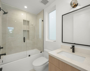 5248 Auckland Avenue - Photo Thumbnail 8