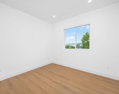 5248 Auckland Avenue - Photo Thumbnail 11