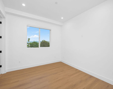5248 Auckland Avenue - Photo Thumbnail 9