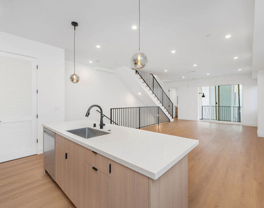 5248 Auckland Avenue - Photo Thumbnail 3