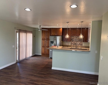 8119 Paradise Valley Ct - Photo Thumbnail 3