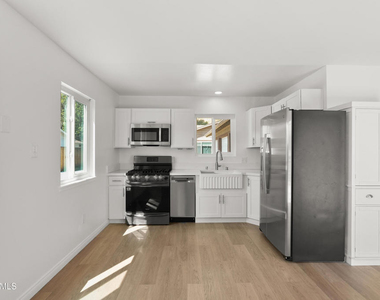 111 Everett Street - Photo Thumbnail 4