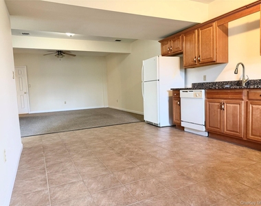 105 N Montgomery Street - Photo Thumbnail 3