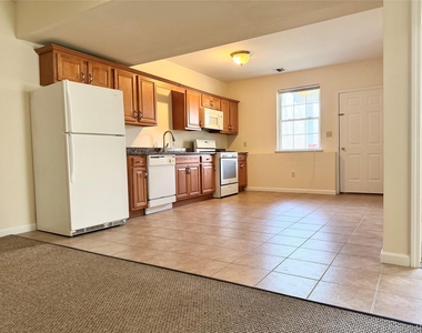 105 N Montgomery Street - Photo Thumbnail 4