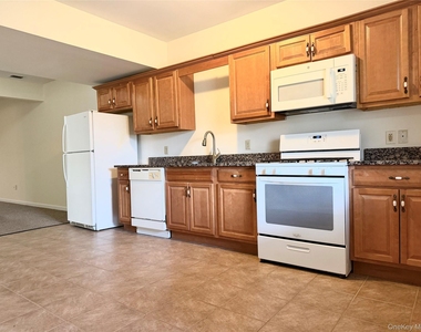 105 N Montgomery Street - Photo Thumbnail 2