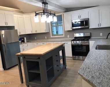 122 N Ferry Street - Photo Thumbnail 9