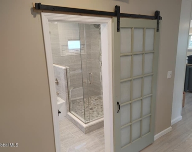 122 N Ferry Street - Photo Thumbnail 3