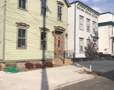 122 N Ferry Street - Photo Thumbnail 1