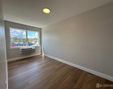 213 French Street - Photo Thumbnail 5