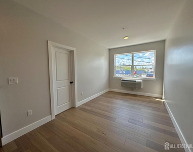 213 French Street - Photo Thumbnail 3