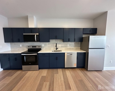 213 French Street - Photo Thumbnail 2