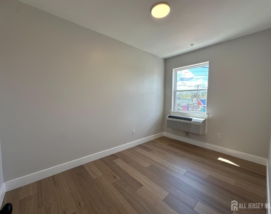 213 French Street - Photo Thumbnail 4