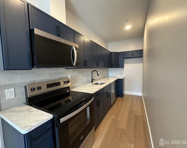 213 French Street - Photo Thumbnail 3
