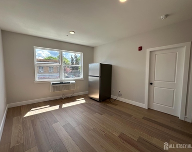 213 French Street - Photo Thumbnail 2