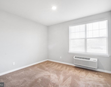 400 E Oak Avenue - Photo Thumbnail 8