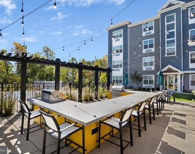 400 E Oak Avenue - Photo Thumbnail 13