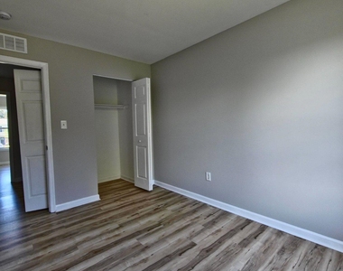 546 Wellington Court - Photo Thumbnail 13