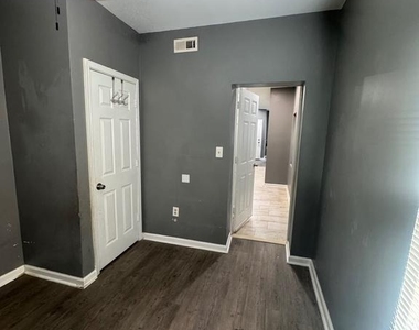 1108 N Bond Street - Photo Thumbnail 19