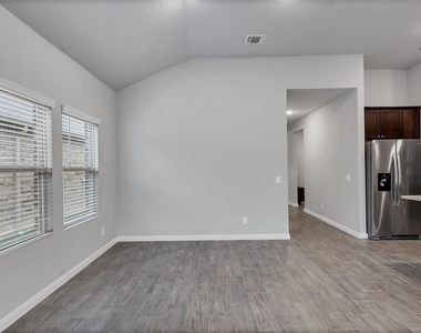 1941 Colonial Ave Ave - Photo Thumbnail 9