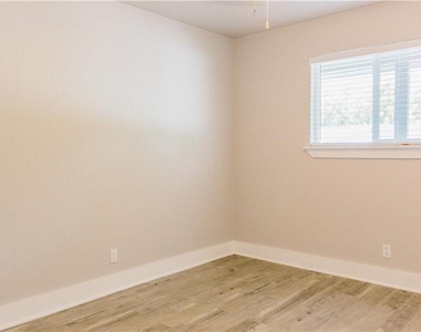 1302 E 52nd St - Photo Thumbnail 4