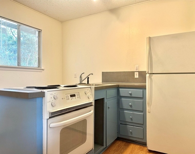 2711 Hemphill Park - Photo Thumbnail 4