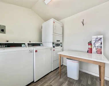 2711 Hemphill Park - Photo Thumbnail 7