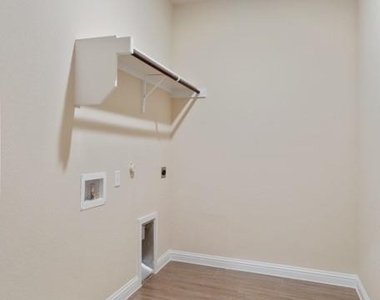 8202 Dampton Ln - Photo Thumbnail 21