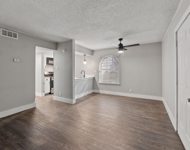 1220 W Anderson Ln - Photo Thumbnail 5