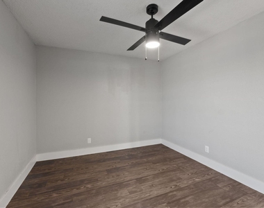 1220 W Anderson Ln - Photo Thumbnail 10