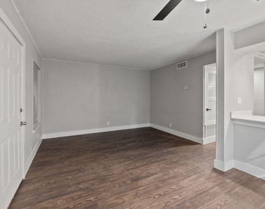 1220 W Anderson Ln - Photo Thumbnail 2