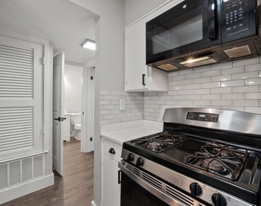 1220 W Anderson Ln - Photo Thumbnail 12