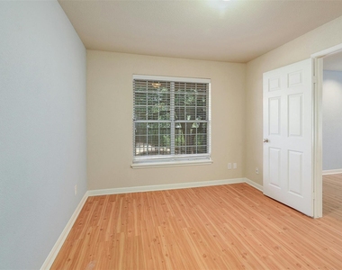 7685 Northcross Dr - Photo Thumbnail 2