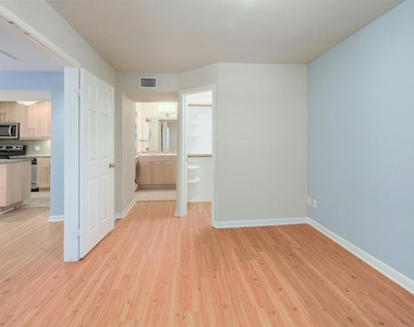 7685 Northcross Dr - Photo Thumbnail 4
