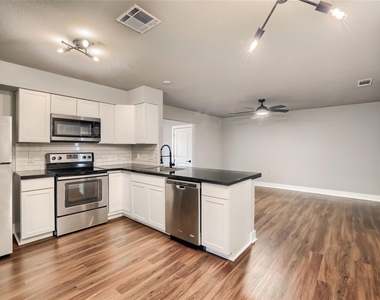 5909 Lago Vista Way D - Photo Thumbnail 6