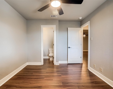5909 Lago Vista Way D - Photo Thumbnail 14